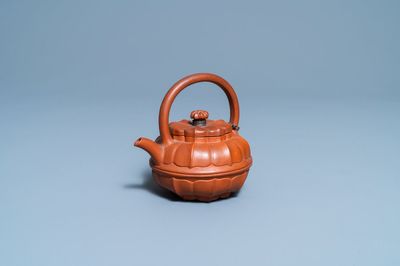Une théière couverte en grès de Yixing en forme de chrysanthème, Yongzheng/Qianlong