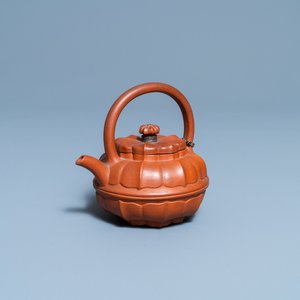 Une théière couverte en grès de Yixing en forme de chrysanthème, Yongzheng/Qianlong — photo 1