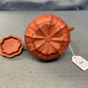 Une théière couverte en grès de Yixing en forme de chrysanthème, Yongzheng/Qianlong — photo 12
