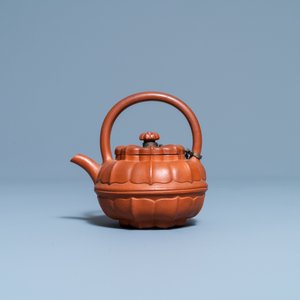 Une théière couverte en grès de Yixing en forme de chrysanthème, Yongzheng/Qianlong — photo 3