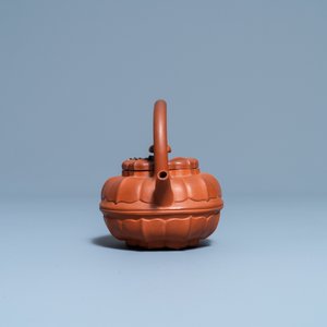 Une théière couverte en grès de Yixing en forme de chrysanthème, Yongzheng/Qianlong — photo 6