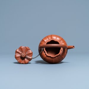 Une théière couverte en grès de Yixing en forme de chrysanthème, Yongzheng/Qianlong — photo 7