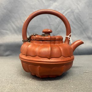Une théière couverte en grès de Yixing en forme de chrysanthème, Yongzheng/Qianlong — photo 10