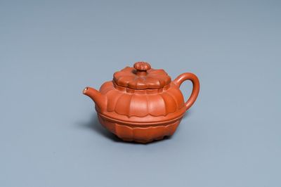 Une théière couverte en grès de Yixing en forme de chrysanthème, Yongzheng/Qianlong