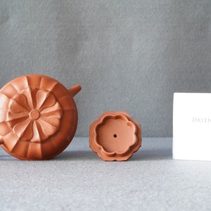 Une théière couverte en grès de Yixing en forme de chrysanthème,  Yongzheng/Qianlong — photo 11
