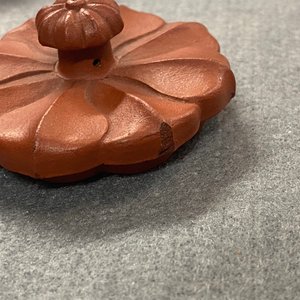Une théière couverte en grès de Yixing en forme de chrysanthème,  Yongzheng/Qianlong — photo 12
