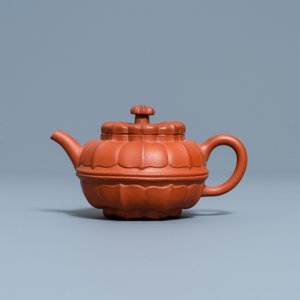 Une théière couverte en grès de Yixing en forme de chrysanthème,  Yongzheng/Qianlong — photo 2