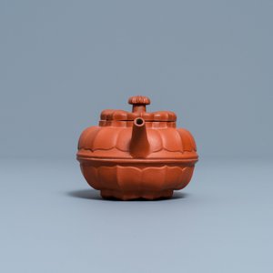 Une théière couverte en grès de Yixing en forme de chrysanthème,  Yongzheng/Qianlong — photo 5