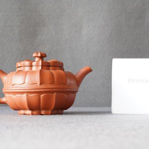 Une théière couverte en grès de Yixing en forme de chrysanthème,  Yongzheng/Qianlong — photo 9