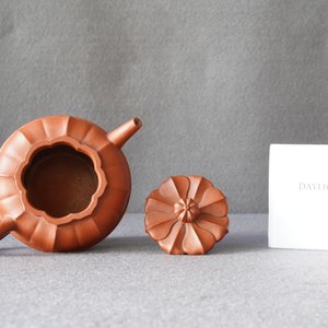 Une théière couverte en grès de Yixing en forme de chrysanthème,  Yongzheng/Qianlong — photo 10