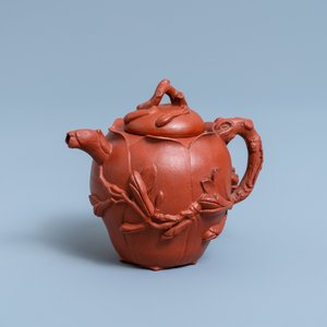 Une théière couverte en grès de Yixing en forme de lotus, Chine, Kangxi — photo 1
