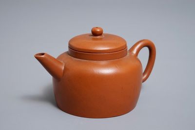 Une théière couverte en grès de Yixing, marque à six caractères, Chine, 19/20ème