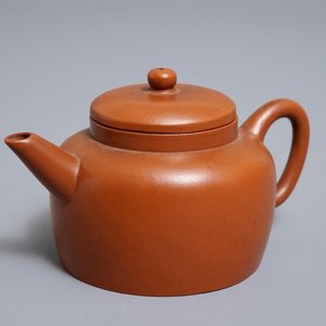 Une théière couverte en grès de Yixing, marque à six caractères, Chine, 19/20ème — photo 1