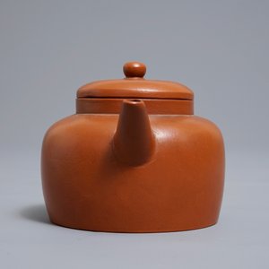Une théière couverte en grès de Yixing, marque à six caractères, Chine, 19/20ème — photo 3