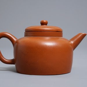 Une théière couverte en grès de Yixing, marque à six caractères, Chine, 19/20ème — photo 4