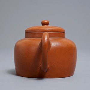 Une théière couverte en grès de Yixing, marque à six caractères, Chine, 19/20ème — photo 5