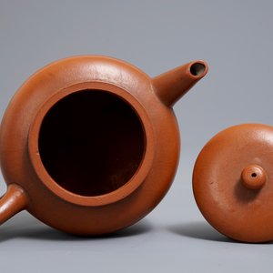 Une théière couverte en grès de Yixing, marque à six caractères, Chine, 19/20ème — photo 6