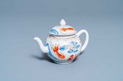 Une théière couverte en porcelaine de Chine à décor de carpes et d'une grue, Yongzheng