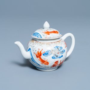 Une théière couverte en porcelaine de Chine à décor de carpes et d'une grue, Yongzheng — photo 1