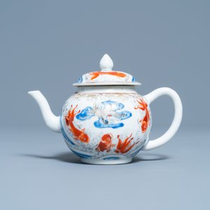 Une théière couverte en porcelaine de Chine à décor de carpes et d'une grue, Yongzheng — photo 2