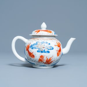 Une théière couverte en porcelaine de Chine à décor de carpes et d'une grue, Yongzheng — photo 4