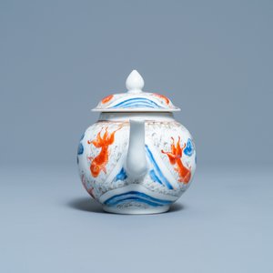 Une théière couverte en porcelaine de Chine à décor de carpes et d'une grue, Yongzheng — photo 5