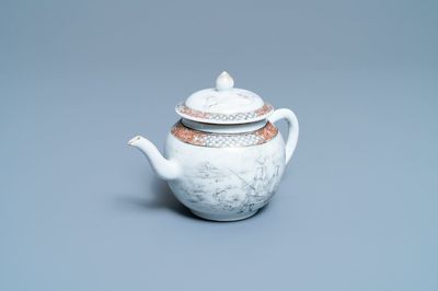 Une théière couverte en porcelaine de Chine à décor en grisaille de chasseurs européens, Yongzheng