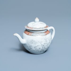 Une théière couverte en porcelaine de Chine à décor en grisaille de chasseurs européens, Yongzheng — photo 1