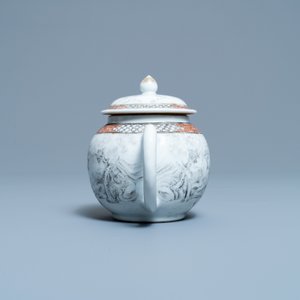 Une théière couverte en porcelaine de Chine à décor en grisaille de chasseurs européens, Yongzheng — photo 3