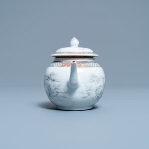 Une théière couverte en porcelaine de Chine à décor en grisaille de chasseurs européens, Yongzheng — photo 5