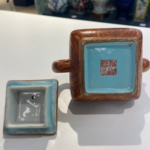 Une théière couverte en porcelaine de Chine à décor faux-bois, marque de Qianlong, République — photo 12