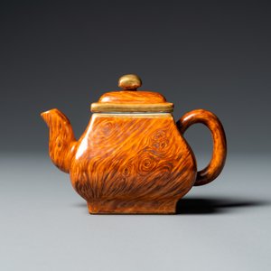 Une théière couverte en porcelaine de Chine à décor faux-bois, marque de Qianlong, République — photo 2