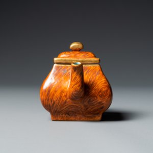 Une théière couverte en porcelaine de Chine à décor faux-bois, marque de Qianlong, République — photo 3