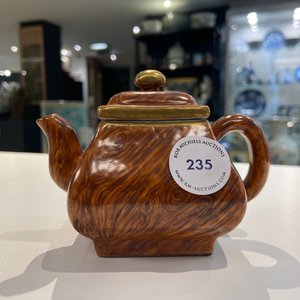 Une théière couverte en porcelaine de Chine à décor faux-bois, marque de Qianlong, République — photo 8
