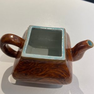 Une théière couverte en porcelaine de Chine à décor faux-bois, marque de Qianlong, République — photo 10