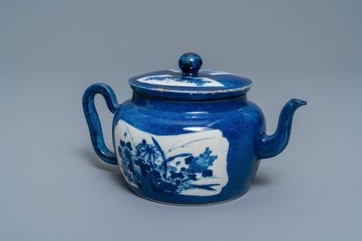 Une théière couverte en porcelaine de Chine à fond bleu poudré, Kangxi