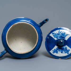 Une théière couverte en porcelaine de Chine à fond bleu poudré, Kangxi — photo 6