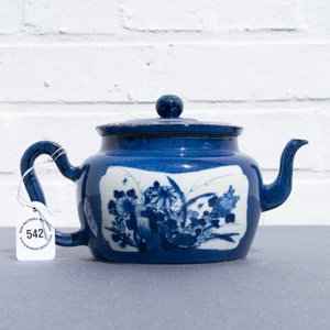 Une théière couverte en porcelaine de Chine à fond bleu poudré, Kangxi — photo 8