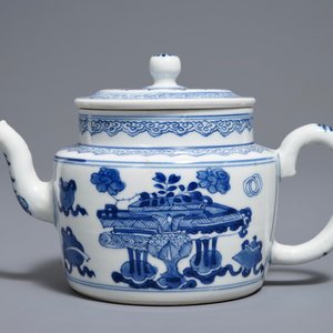 Une théière couverte en porcelaine de Chine bleu et blanc à décor d'antiquités, Kangxi — photo 3