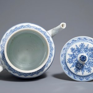 Une théière couverte en porcelaine de Chine bleu et blanc à décor d'antiquités, Kangxi — photo 5