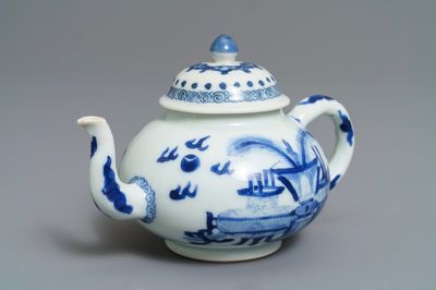 Une théière couverte en porcelaine de Chine bleu et blanc à décor d'antiquités, Kangxi