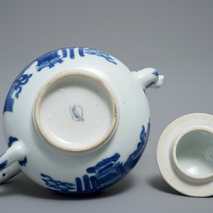 Une théière couverte en porcelaine de Chine bleu et blanc à décor d'antiquités, Kangxi — photo 6