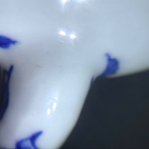 Une théière couverte en porcelaine de Chine bleu et blanc à décor d'antiquités, Kangxi — photo 8
