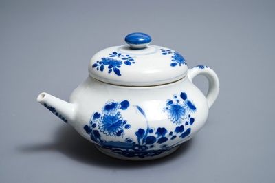 Une théière couverte en porcelaine de Chine bleu et blanc d'après un modèle en Yixing, Kangxi