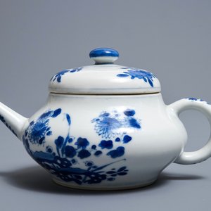Une théière couverte en porcelaine de Chine bleu et blanc d'après un modèle en Yixing, Kangxi — photo 2