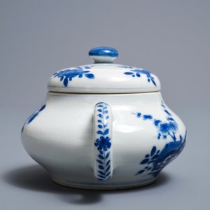 Une théière couverte en porcelaine de Chine bleu et blanc d'après un modèle en Yixing, Kangxi — photo 5
