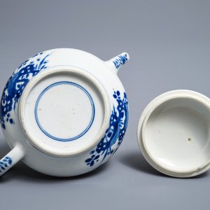 Une théière couverte en porcelaine de Chine bleu et blanc d'après un modèle en Yixing, Kangxi — photo 7