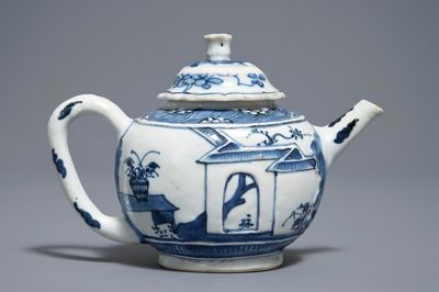 Une théière couverte en porcelaine de Chine bleu et blanc, Kangxi