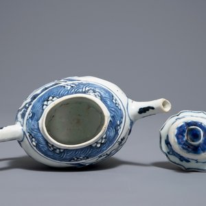 Une théière couverte en porcelaine de Chine bleu et blanc, Kangxi — photo 5
