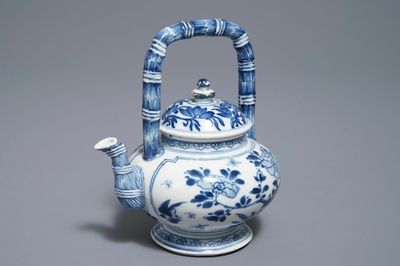 Une théière couverte en porcelaine de Chine bleu et blanc, Kangxi